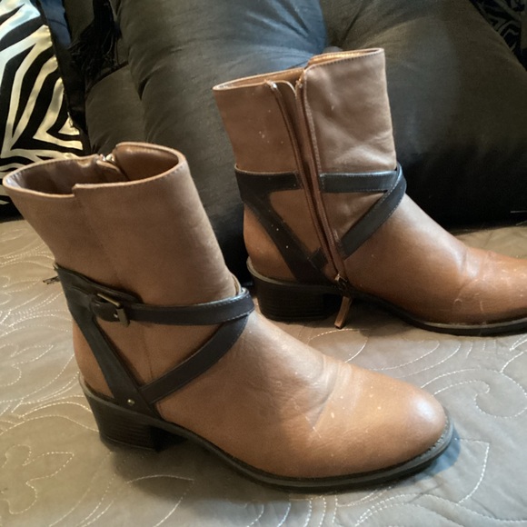 Chaps Dayna riding mid ankle boot, size 6 medium - Picture 3 of 9